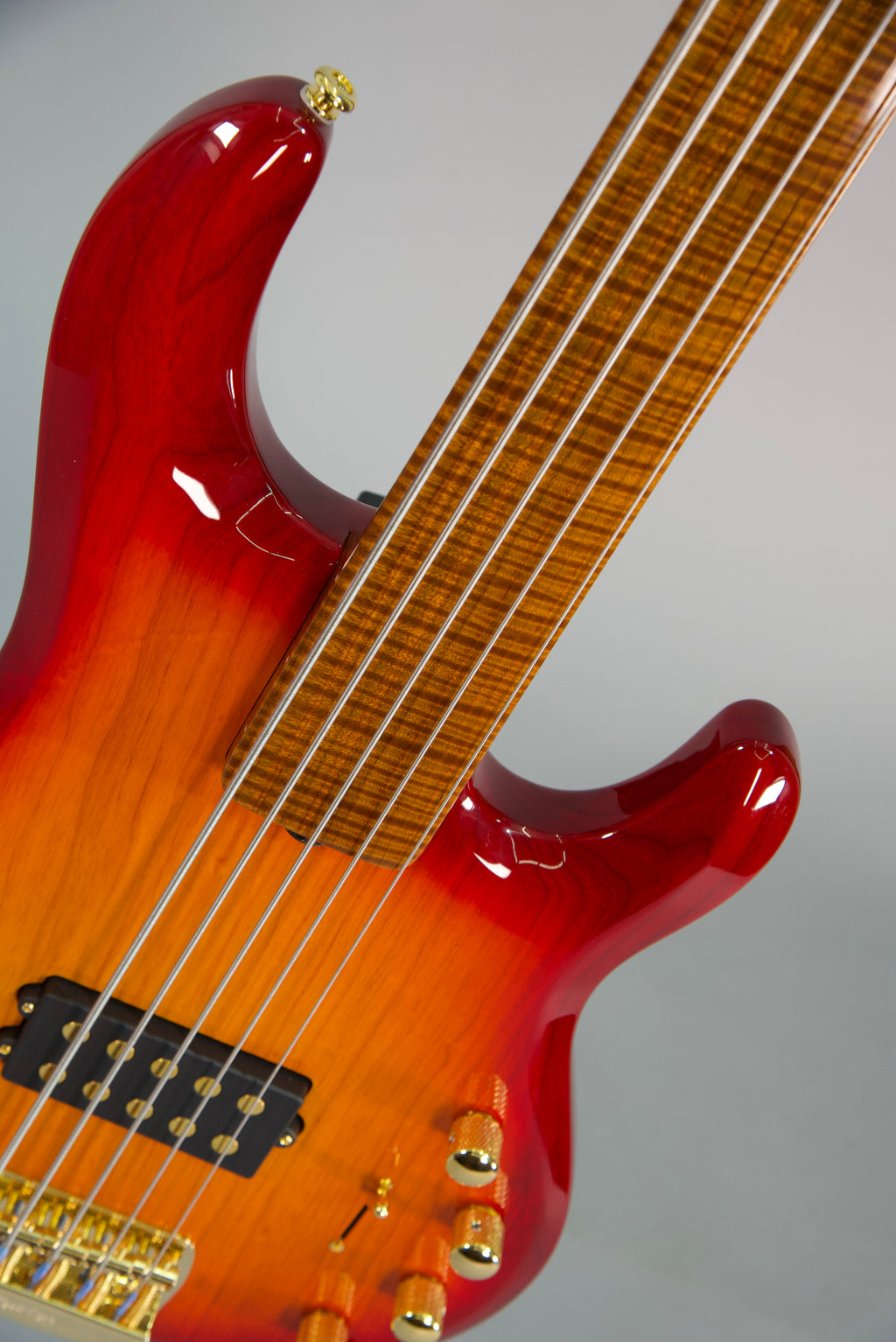 MusicMan BFR Stingray 5 Special Fuego Fretless 21 Of 105