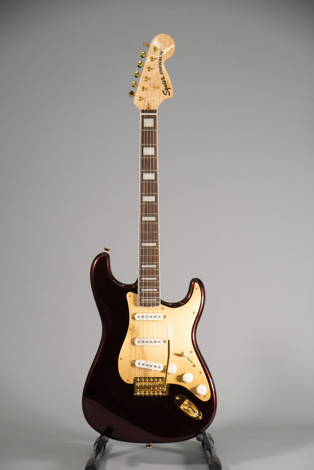 Squier 40Th Anniversary Stratocaster Gold Anodized Pickguard Ruby Red Metallic