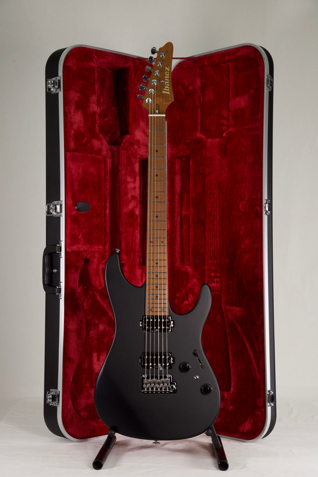 Ibanez Az2402-Bkf Black Flat con Case Chitarra Elettrica