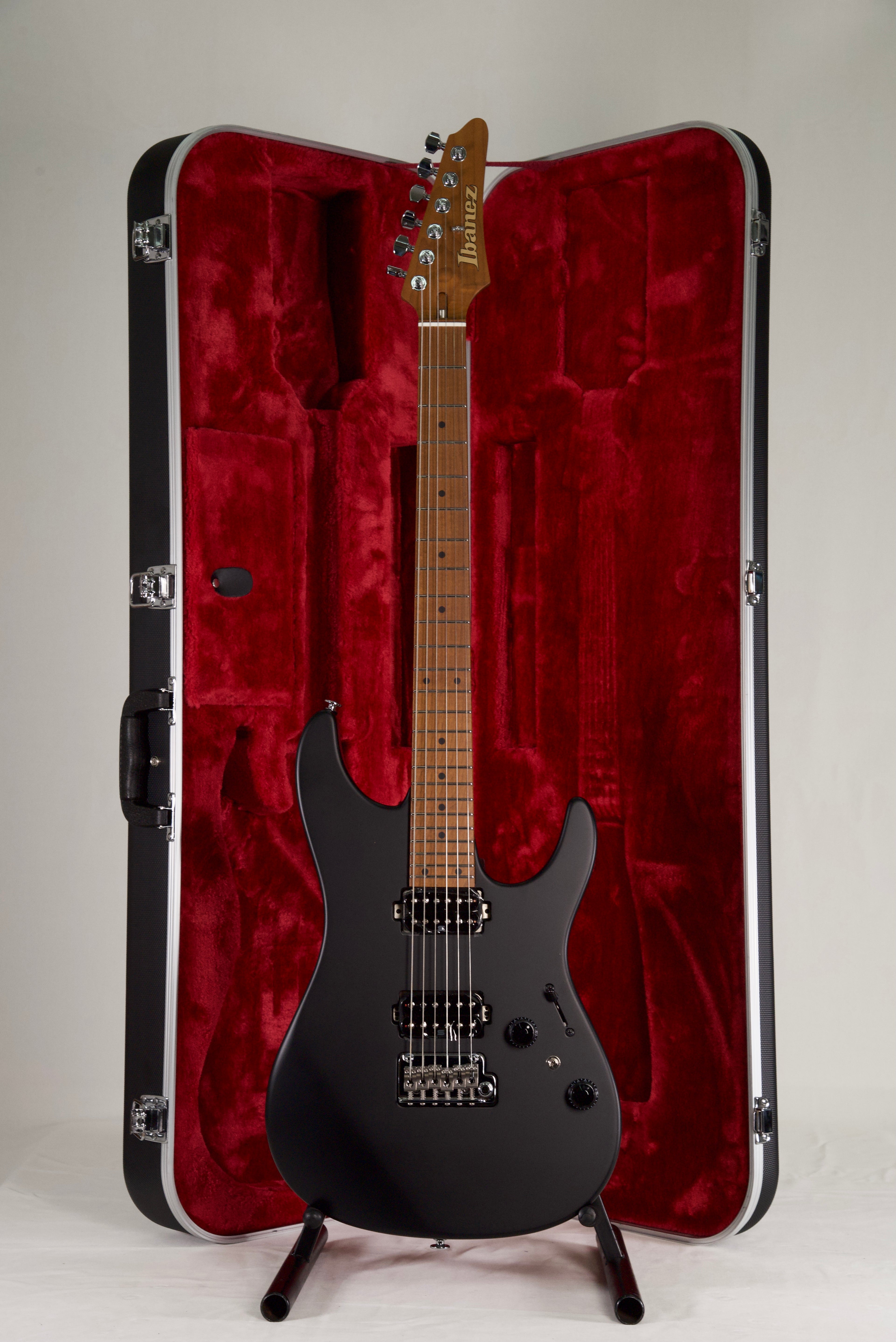 Ibanez Az2402-Bkf Black Flat con Case Chitarra Elettrica