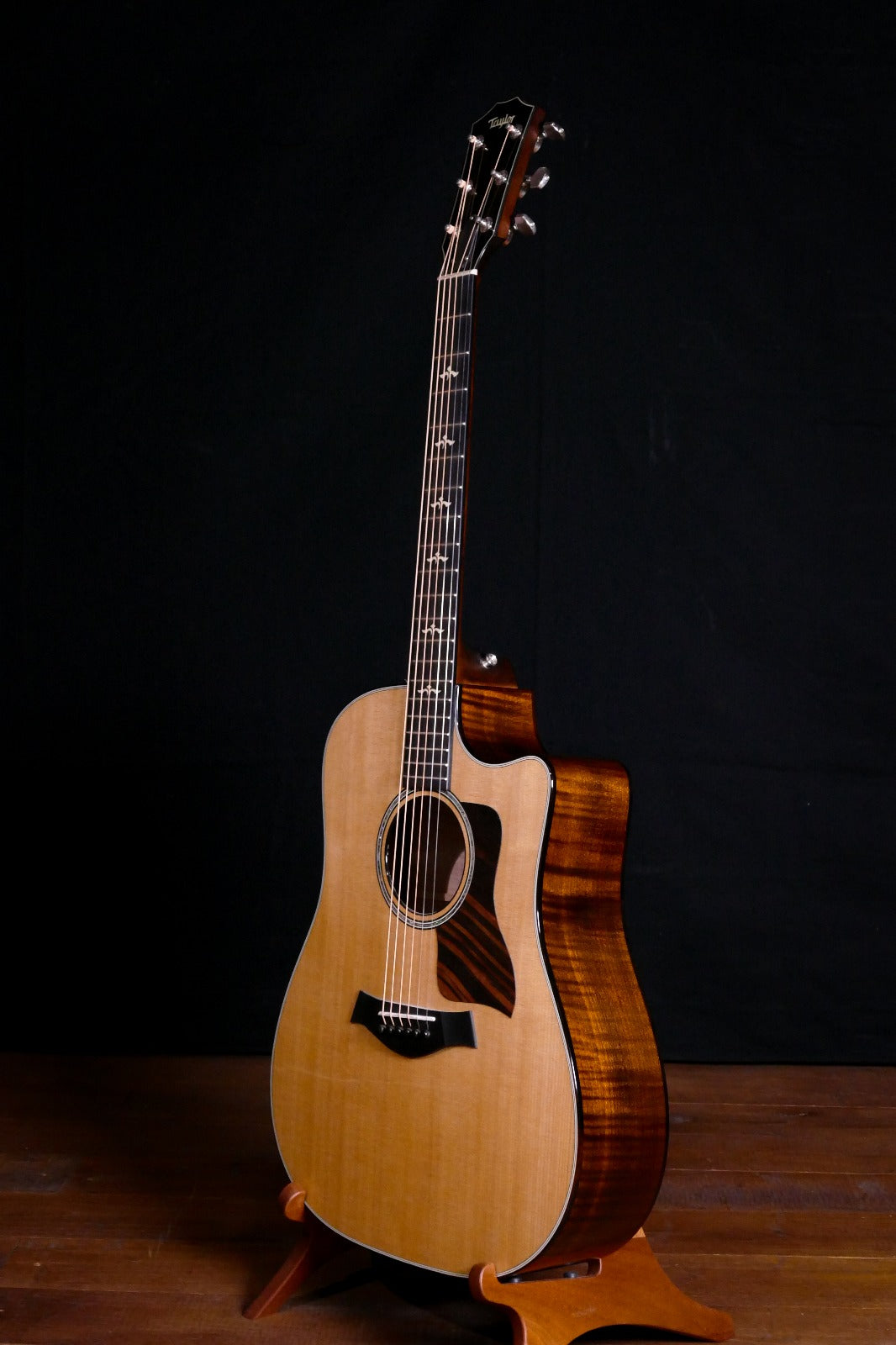 Taylor 610Ce Dreadnought Acoustic Guitar