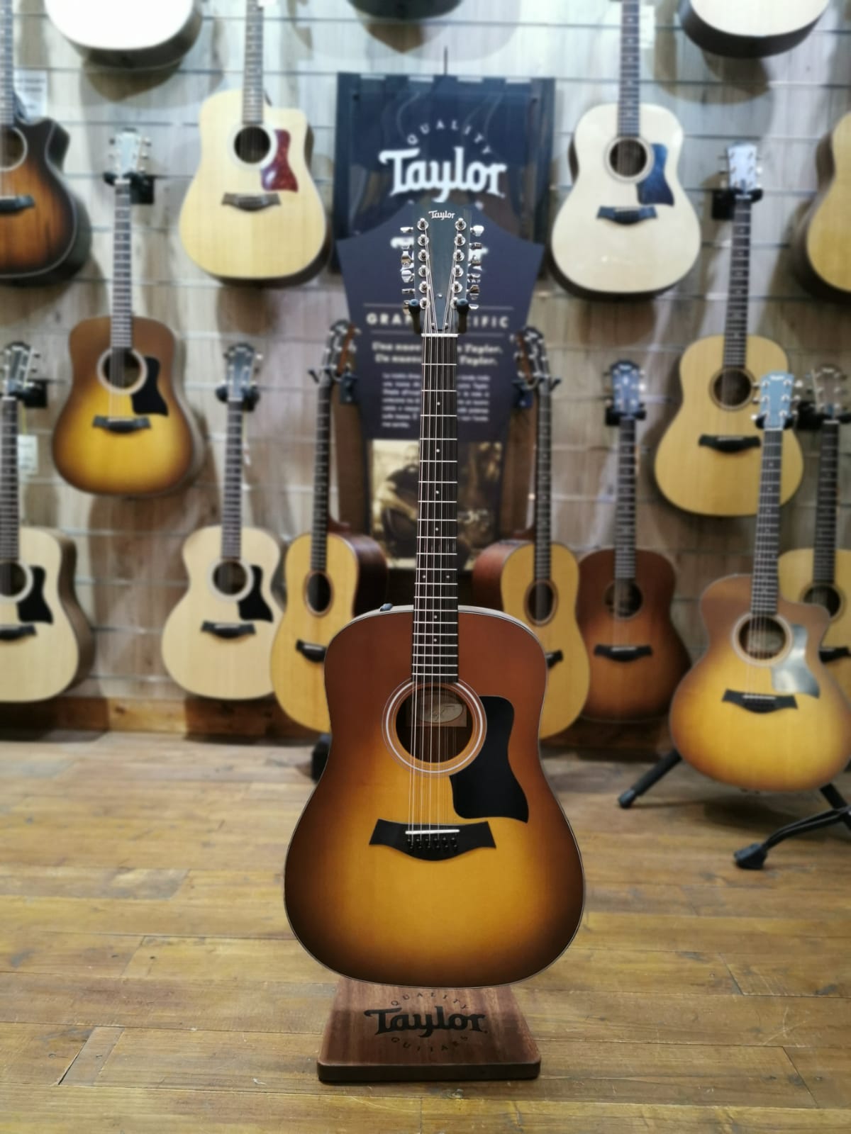 Taylor 150E Walnut Sitka Sunburst Chitarra Acustica 12 Corde