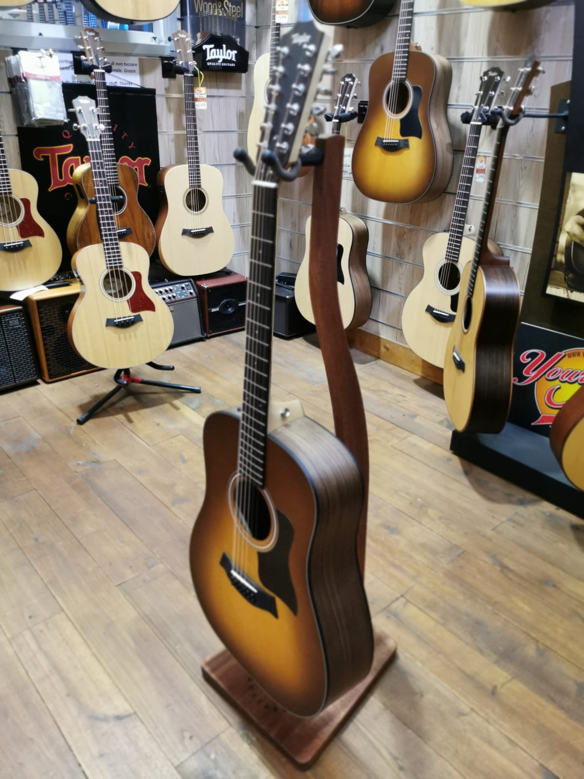 Taylor 150E Walnut Sitka Sunburst Chitarra Acustica 12 Corde