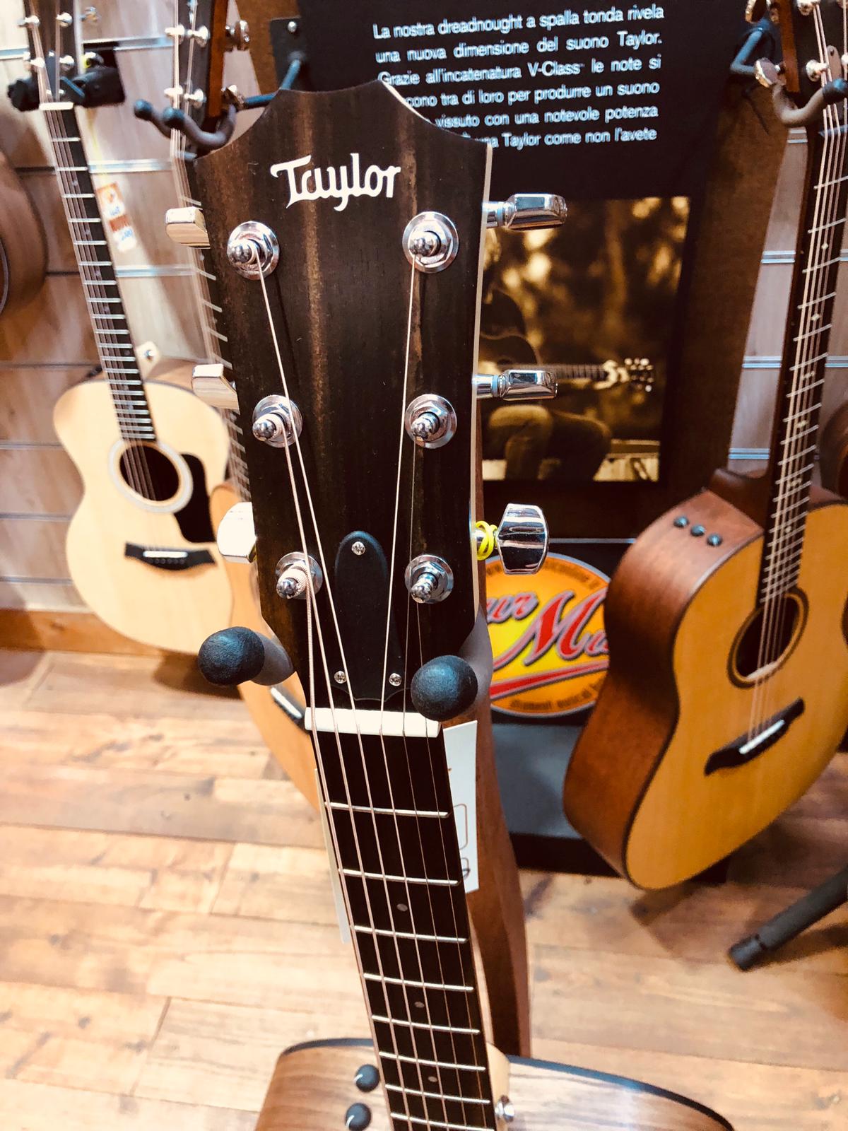 Taylor 110E Walnut Sitka Chitarra Acustica Dreadnought