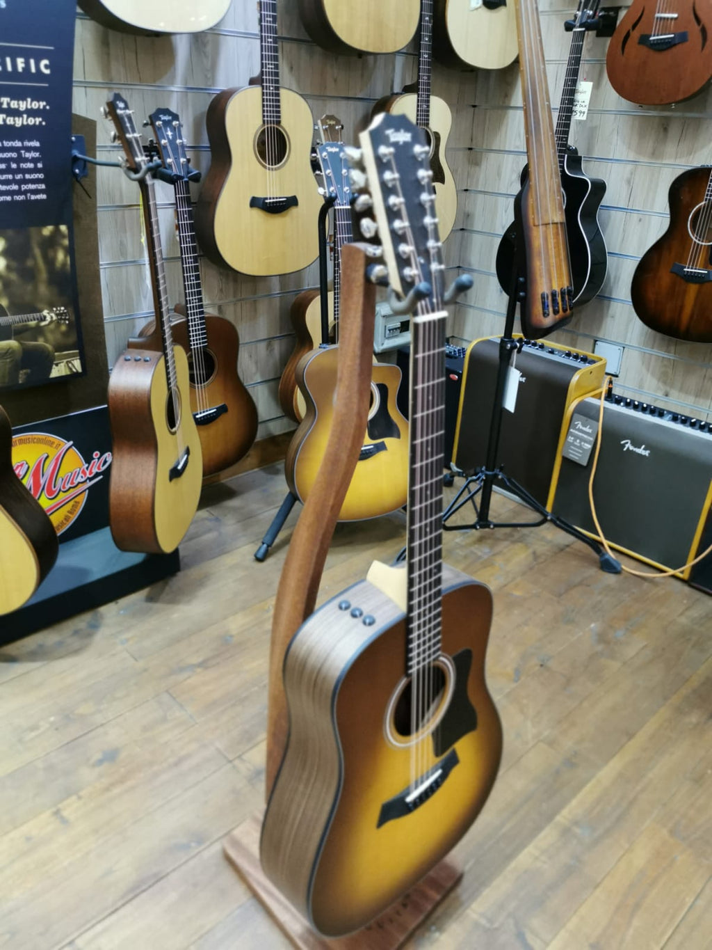 Taylor 150E Walnut Sitka Sunburst Chitarra Acustica 12 Corde