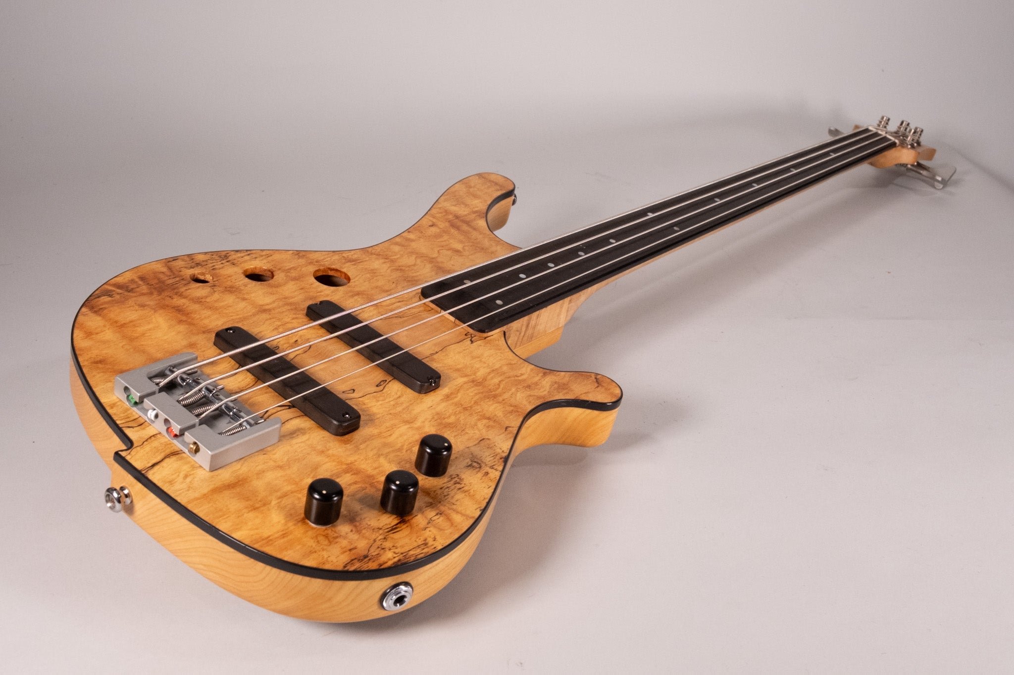 Basso Artigianale 4 C Fretless Usato