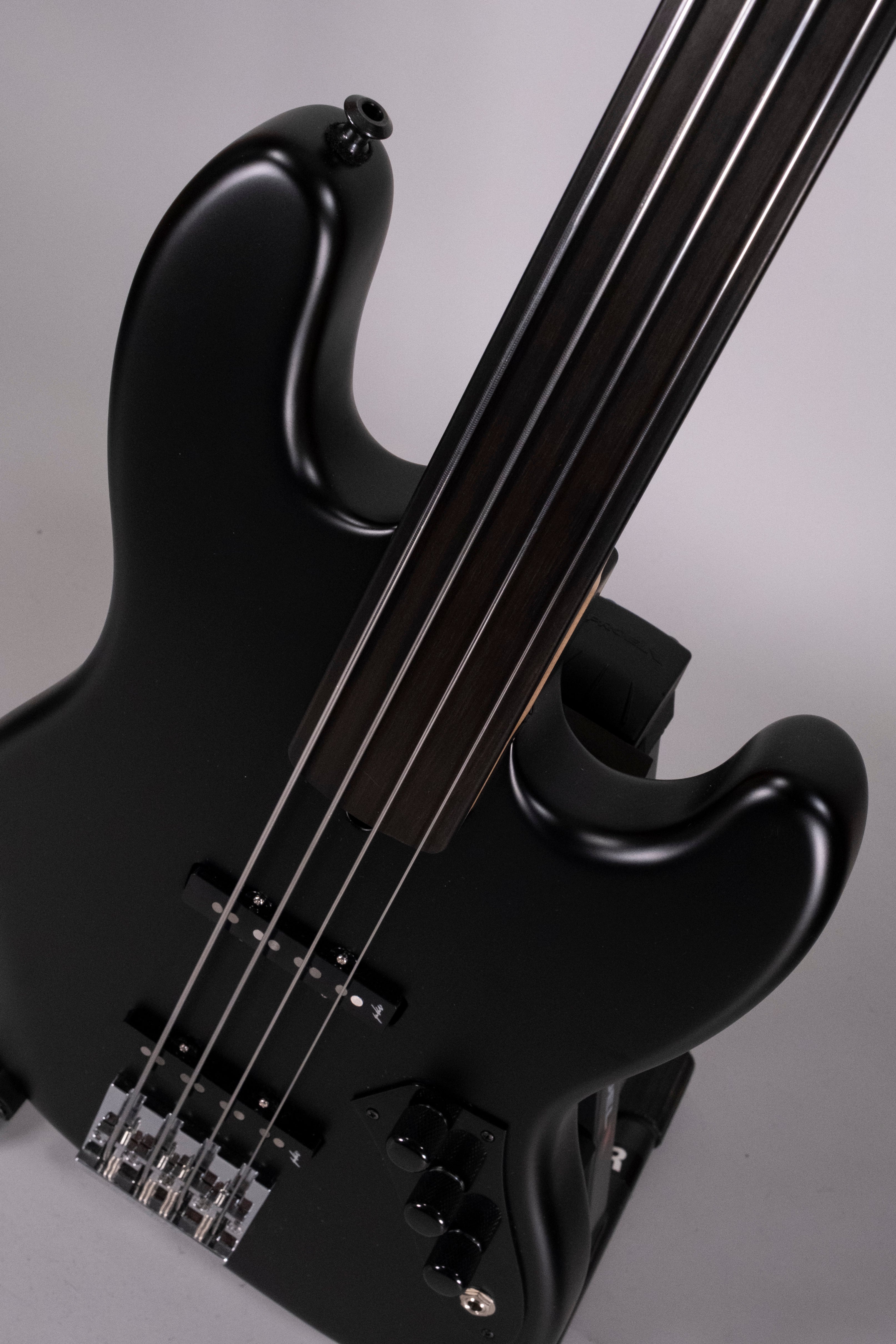 EMPIREO ALL BLACK FRETLESS 4 USATO