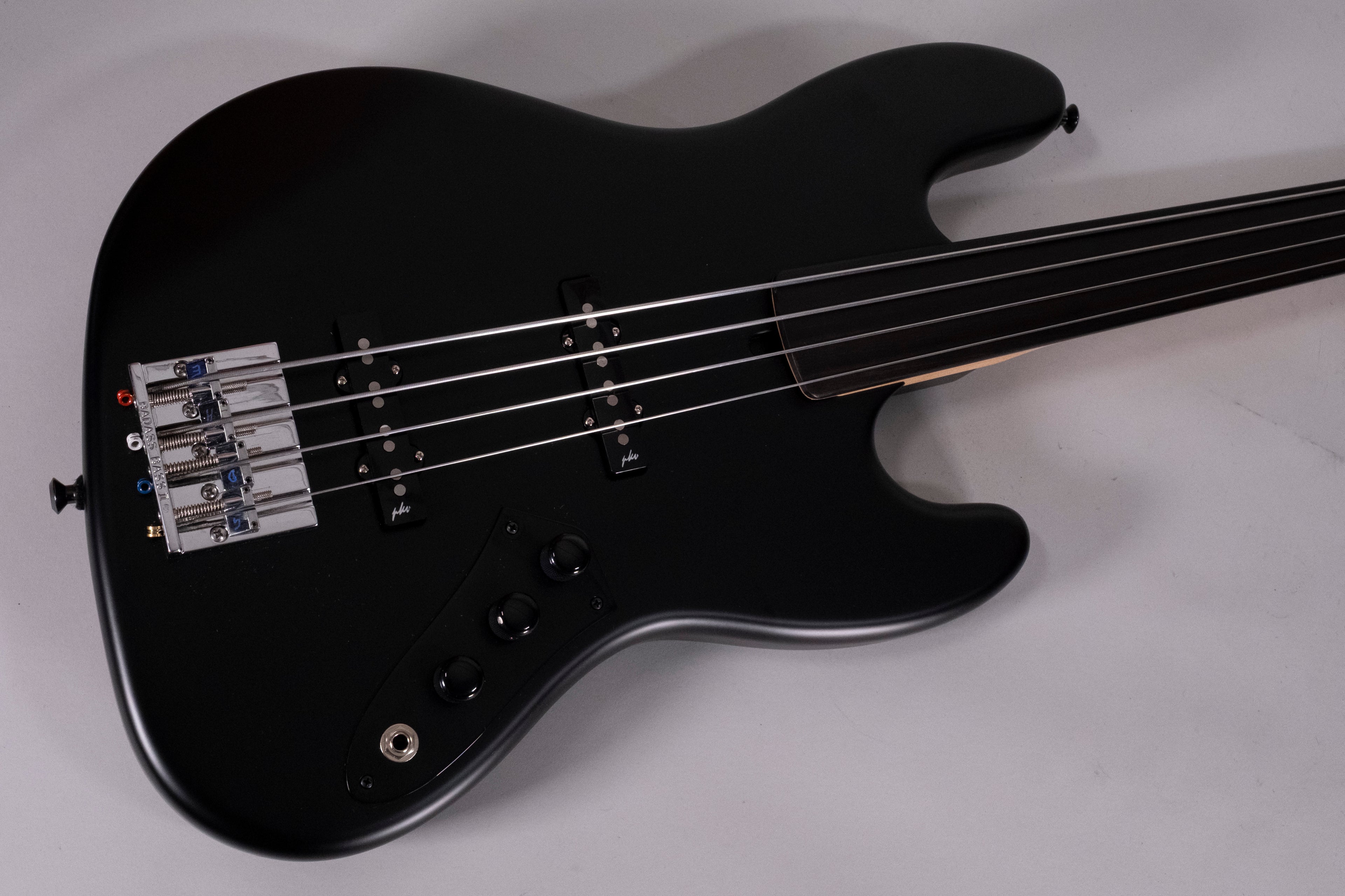 EMPIREO ALL BLACK FRETLESS 4 USATO