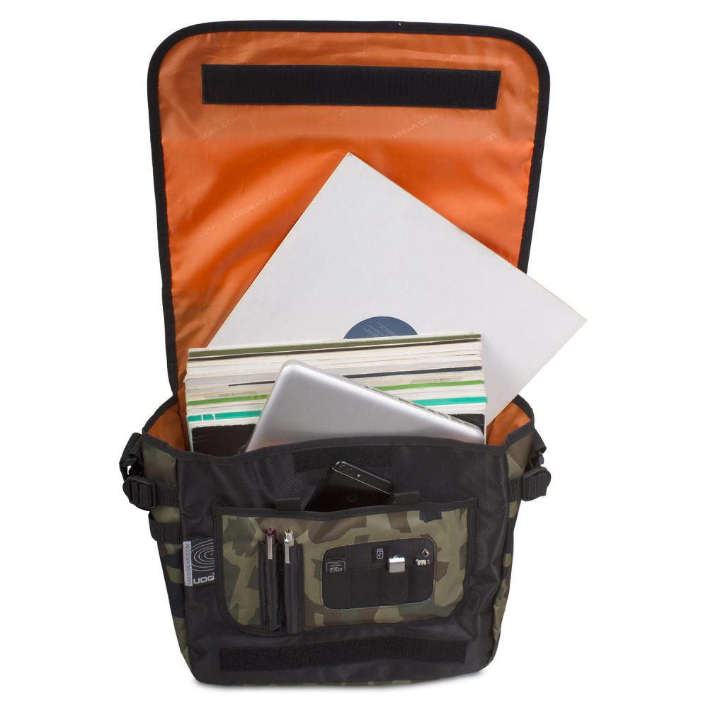 UDG U9450BC/OR - ULTIMATE COURIERBAG BLACK CAMO, ORANGE INSIDE
