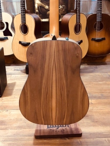 TAYLOR 110E WALNUT SITKA SUNBURST 