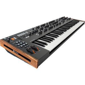 Novation Summit  Poliphonic Synth