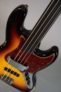 Fender Ltd 2022 62 Jazz Bass Heavy Relic Ebony Fingerboard Fretless