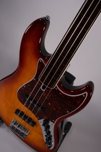 MARCUS MILLER V7 FRETLESS USATO