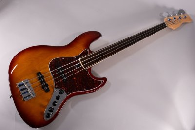 MARCUS MILLER V7 FRETLESS USATO