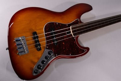 MARCUS MILLER V7 FRETLESS USATO