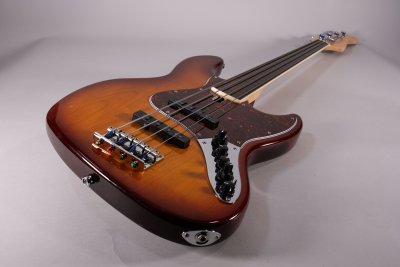 MARCUS MILLER V7 FRETLESS USATO