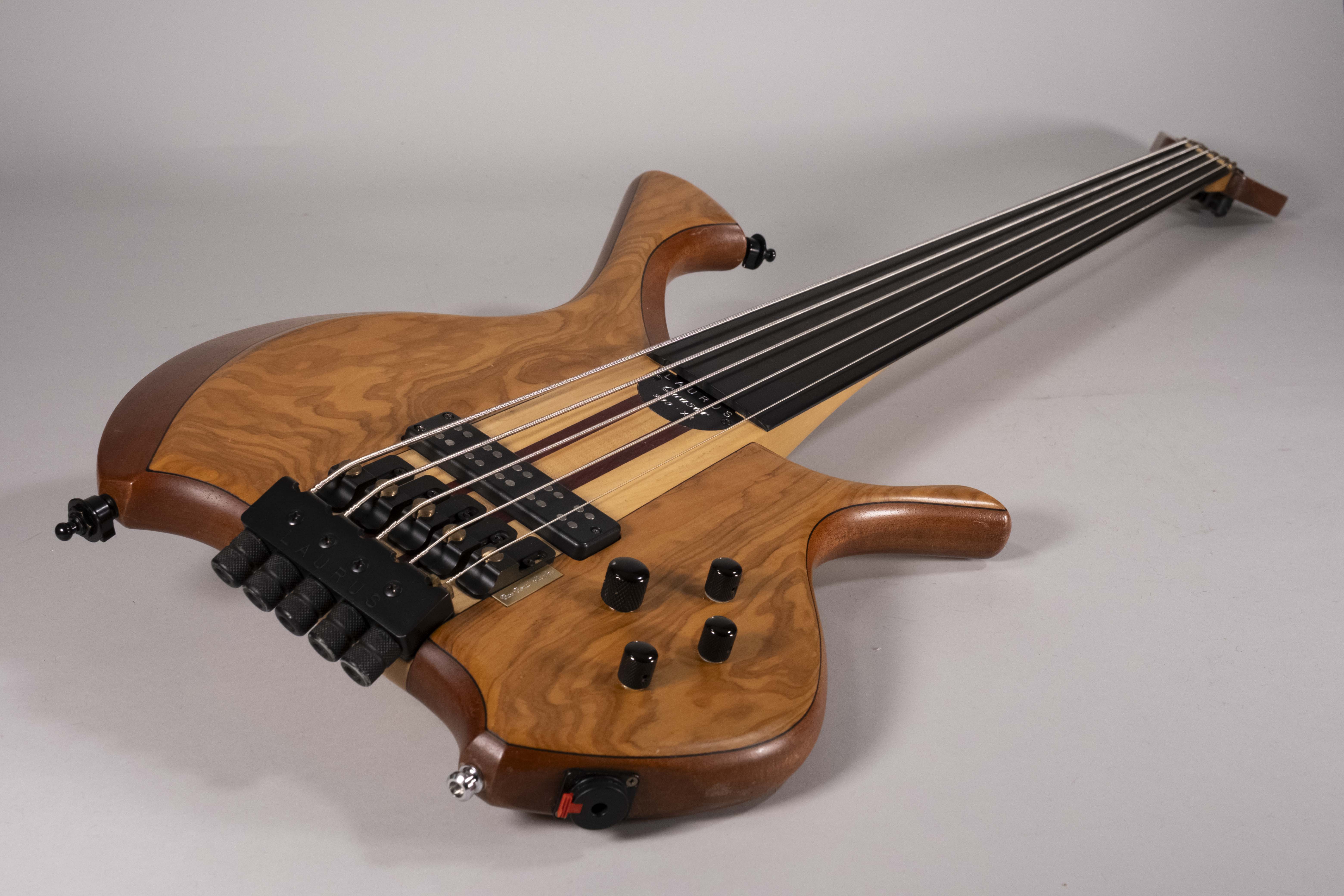 LAURUS T900 FRETLESS USATO