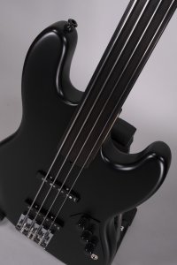 EMPIREO ALL BLACK FRETLESS 4 USATO