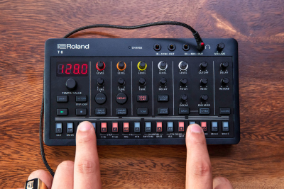 ROLAND T-8 Beat Machine