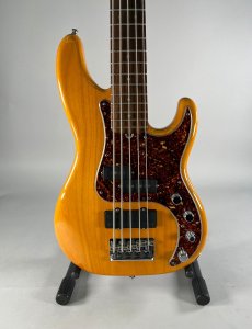 fender precision v deluxe usato