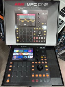 AKAI MPC ONE Usato con custodia Magma