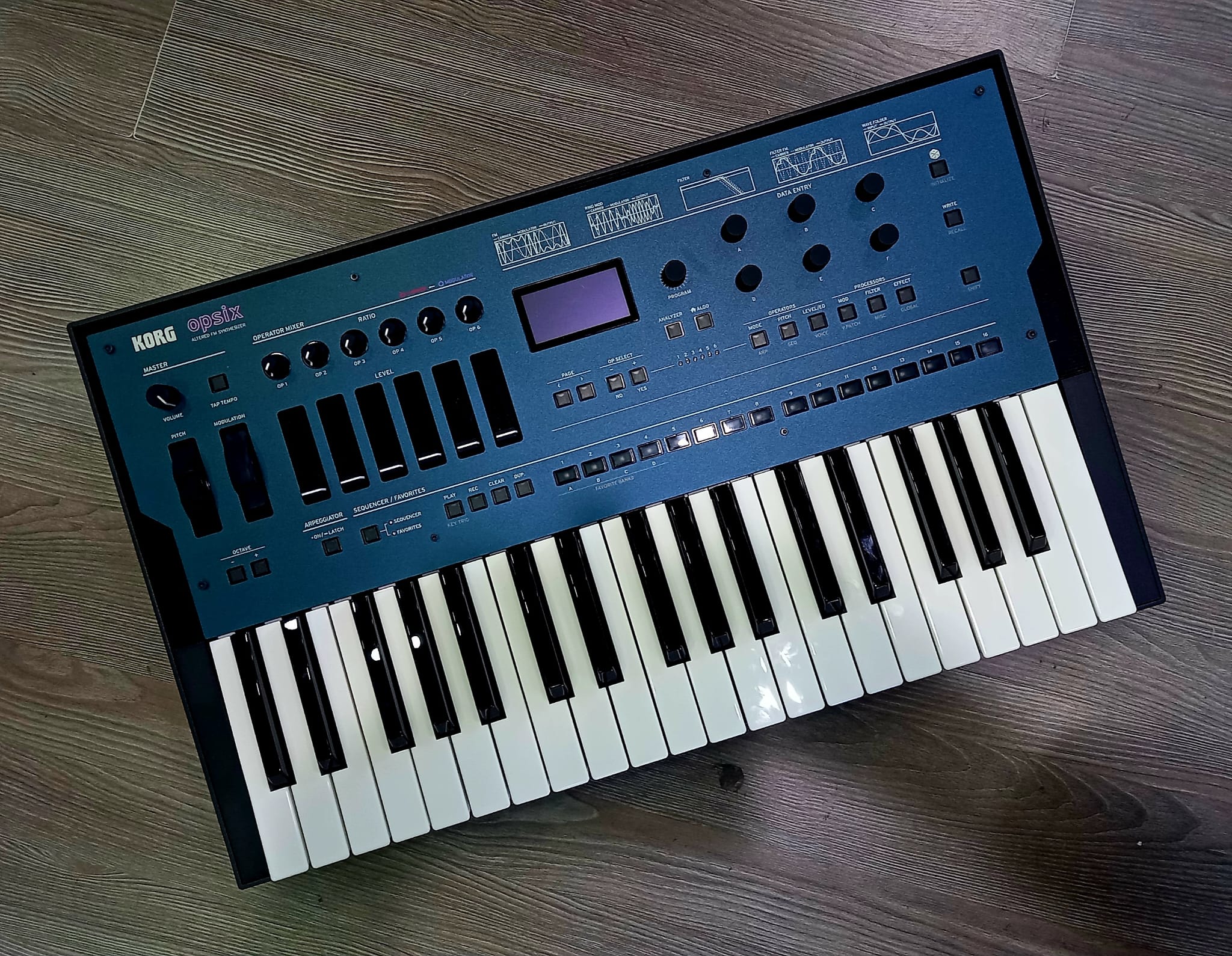 Korg Opsix con Decksaver