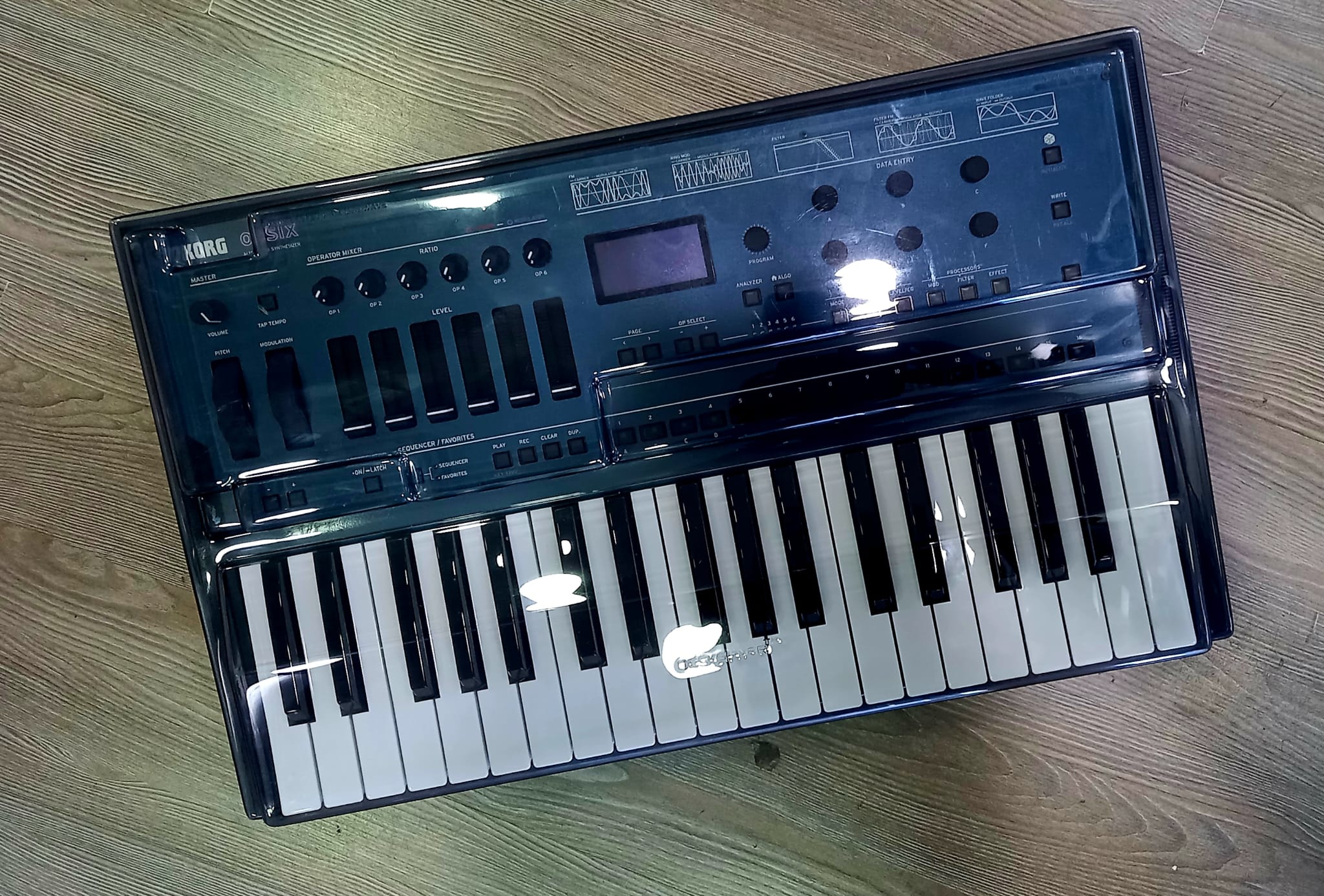 Korg Opsix con Decksaver