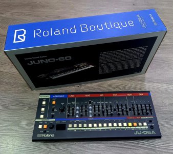 Roland JU06A Usato