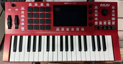 Akai MPC Key 37 (Esposizione)