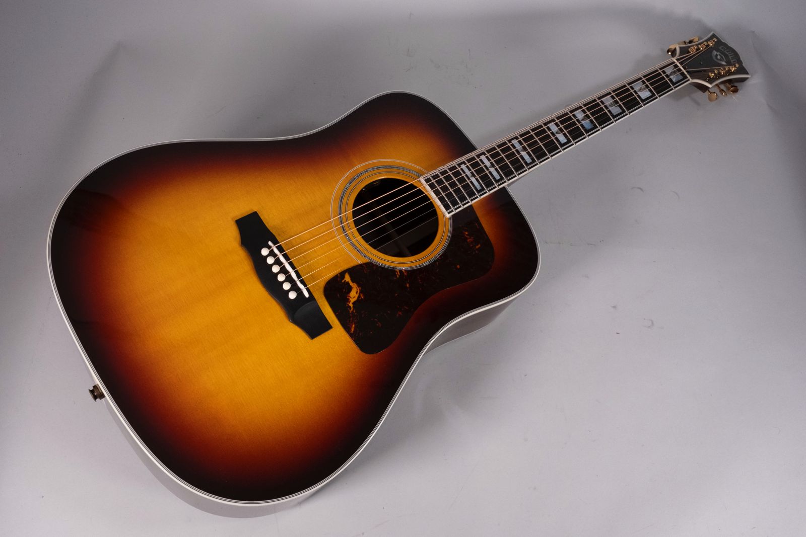 GUILD D55 SUNBURST USATA