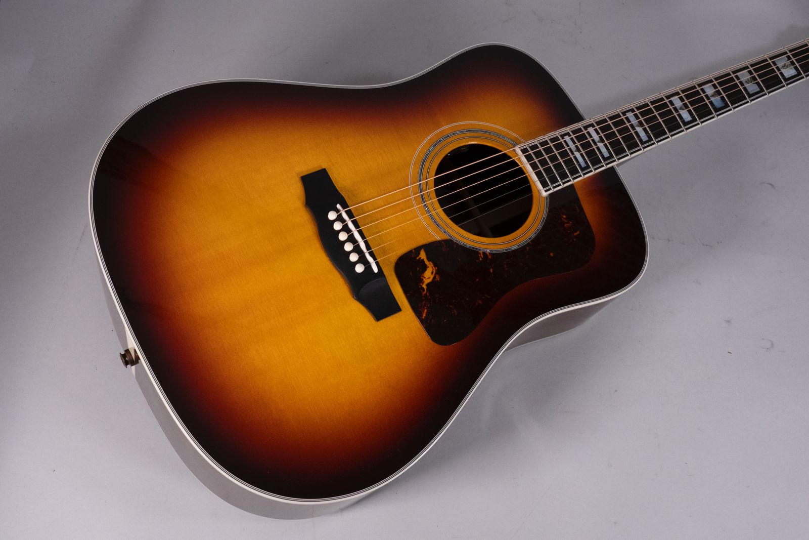 GUILD D55 SUNBURST USATA